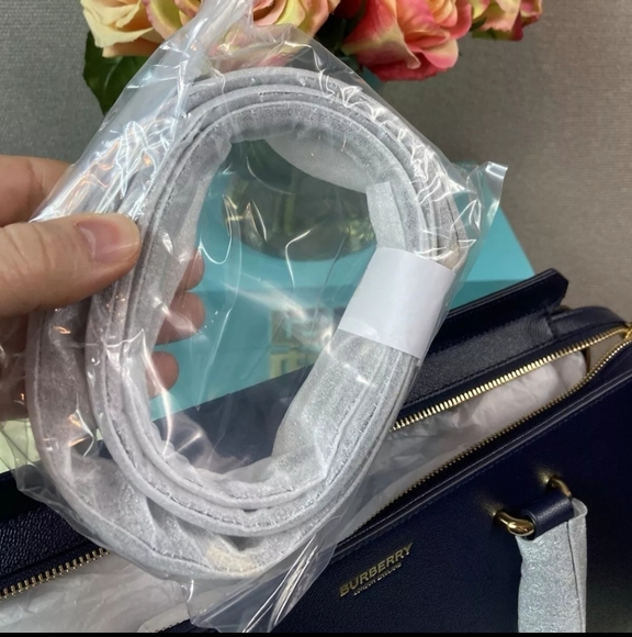 Burberry Banwell Satchel w/dustbag,  COA, And Matching Card Holder. NWT - Picture 10 of 14